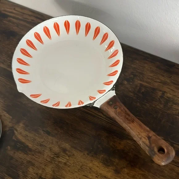 Vintage Cathrineholm Orange lotus enamel frying pan with wooden handle 9 inches - Picture 1 of 7